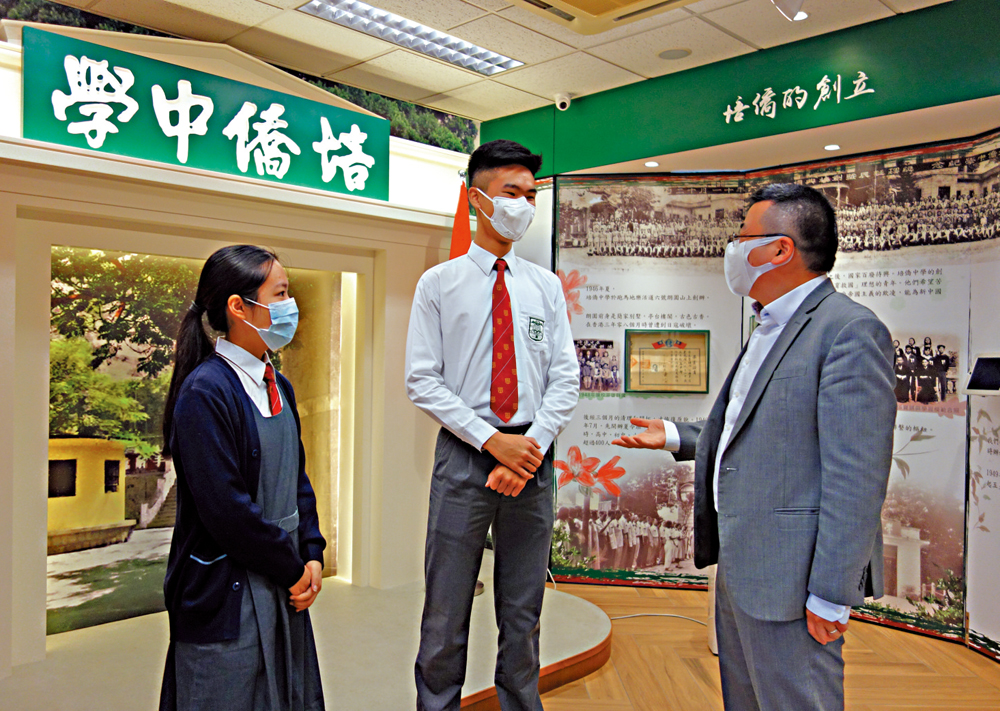 图3 2021年1月蔡嘉宜（左）及姜霏梵（中），分别获复旦经济管理实验班及历史系录取及条条录取，两人获培侨中学校长伍焕杰（右）祝贺。