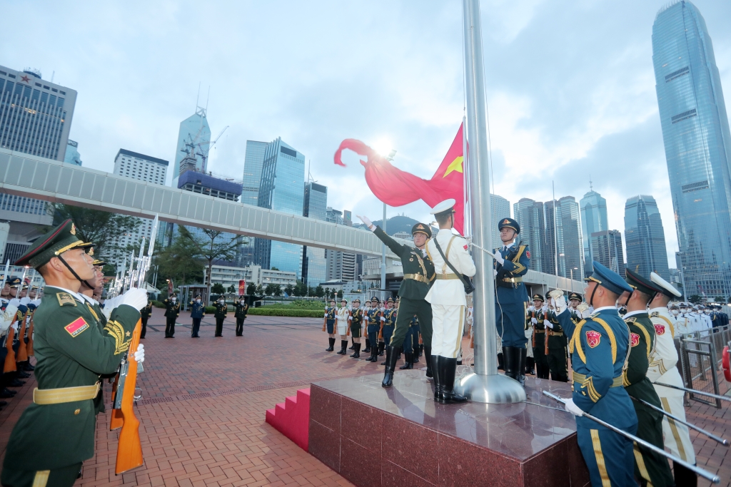 驻港部队升旗仪式图片4