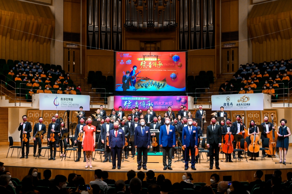 音乐会嘉宾与现场乐团成员合影