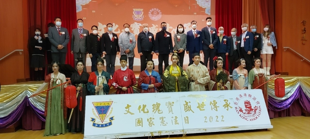 学生扮演唐朝不同历史人物与举办单位嘉宾合照