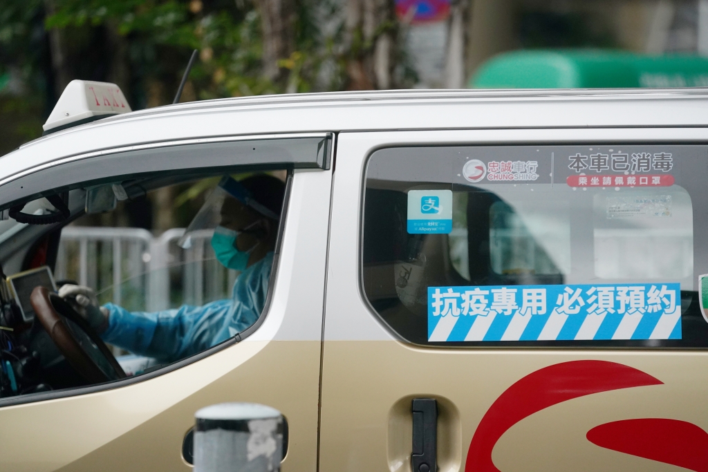 （1） 2月18日，在香港沙田，自發加入“抗疫的士”專車的司機正在待命（圖：新華社）