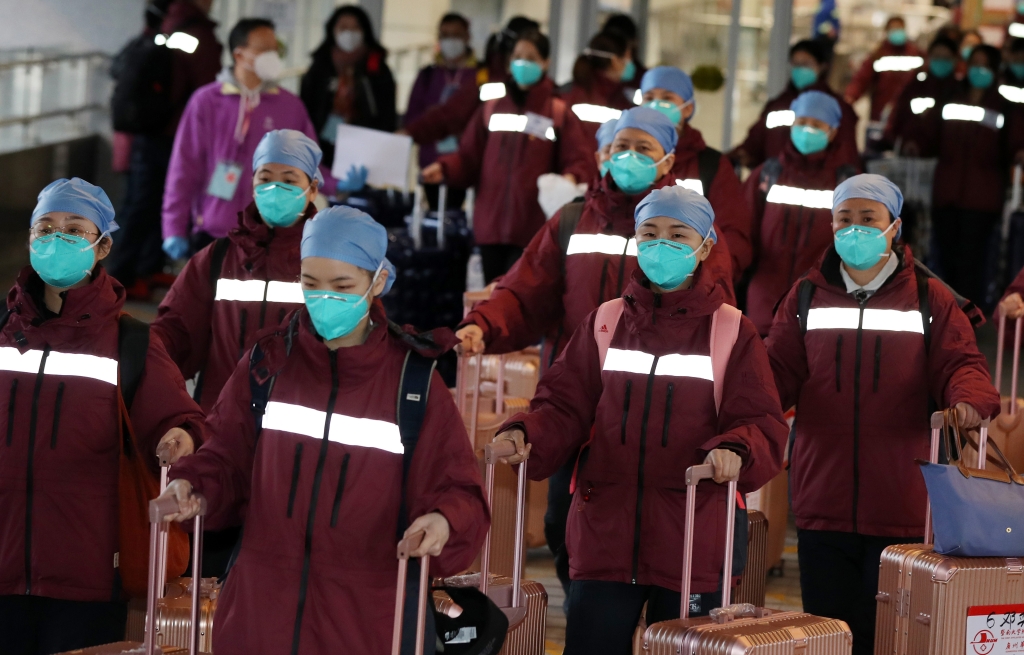 (2) 2月19日，第二批內地援港抗疫醫療防疫工作隊共114人赴港開展工作（圖：新華社）
