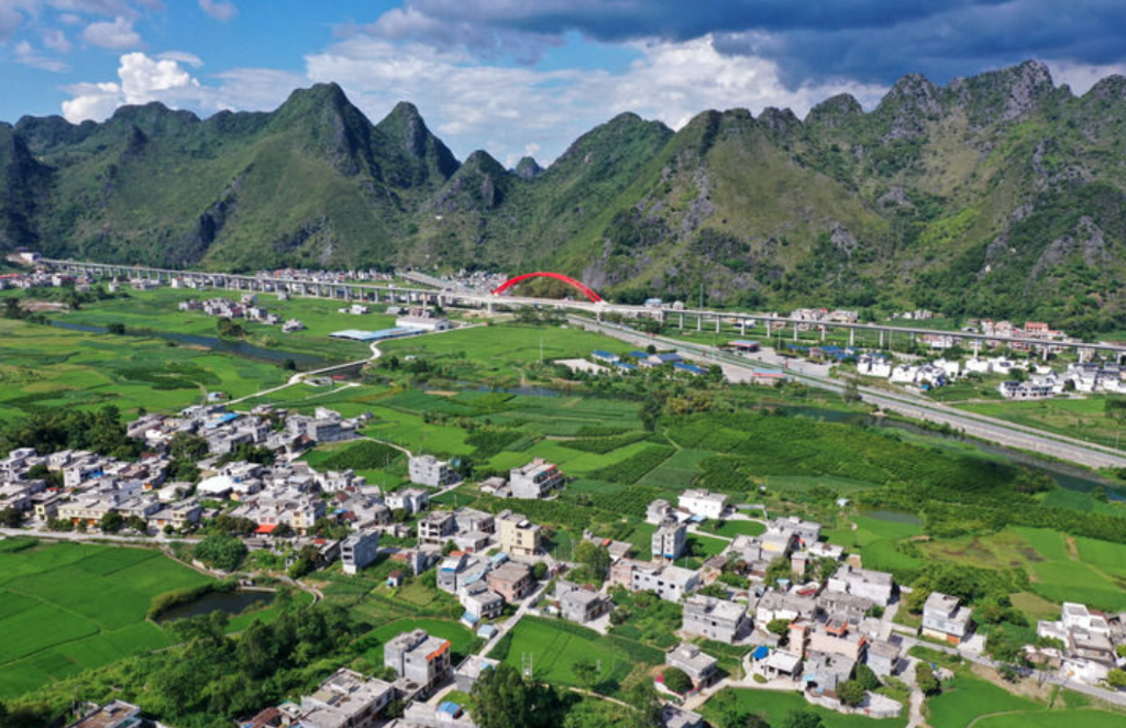 這是廣西都安瑤族自治縣高嶺鎮境內的鄉村風貌(2021年8月31日攝,無人機照片)。近年來,廣西壯族自治區生態文明建設成果喜人,八桂大地一年四季生機盎然,山川處處景象宜人 截屏2022-02-28 下午8.47.29