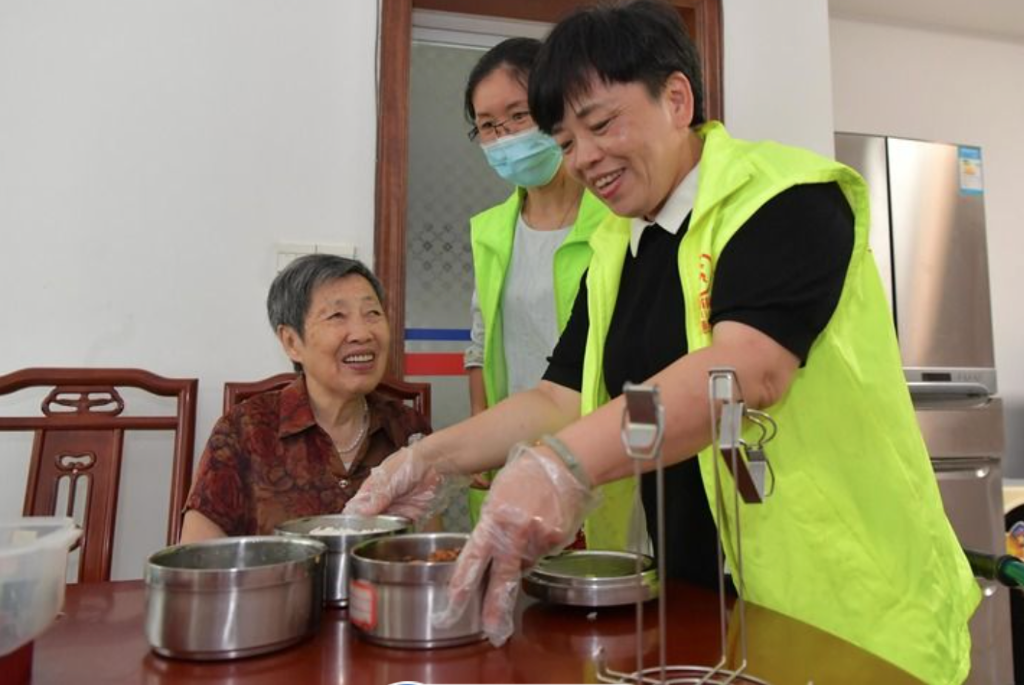 在江西省南昌市東湖區彭家橋街道文教路北社區,“幸福食堂”的義工在給社區內出行困難的老人提供送餐服務(2020年7月29日攝)。從2018年12月起,南昌市東湖區彭家橋街道在社區打造以黨建引領、社區主導、愛心企業贊助的“幸福食堂”,專門為社區獨居、孤寡及生活困難的老年人提供營養餐,以此進一步完善社區居家互助養老服務 截屏2022-02-28 下午8.43.25