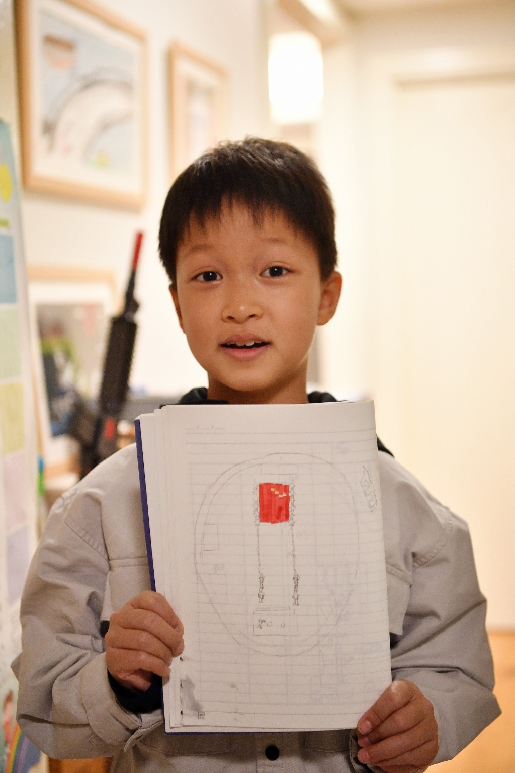 2022年2月6日，朱德恩展示自己画的鸟巢开幕式现场