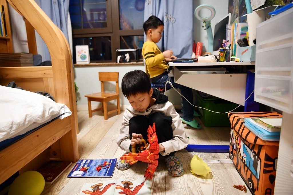 2022年2月6日，朱德恩在房间里玩拼插玩具