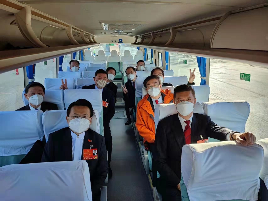 港區全國人大代表乘車前往人民大會堂