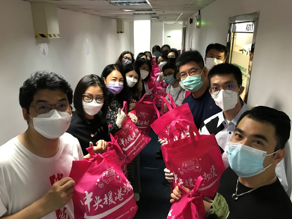 粤港澳大湾区青年总会主席吴学明（左一）和其他友好团体约20名义工们齐聚一起包装爱心抗疫包
