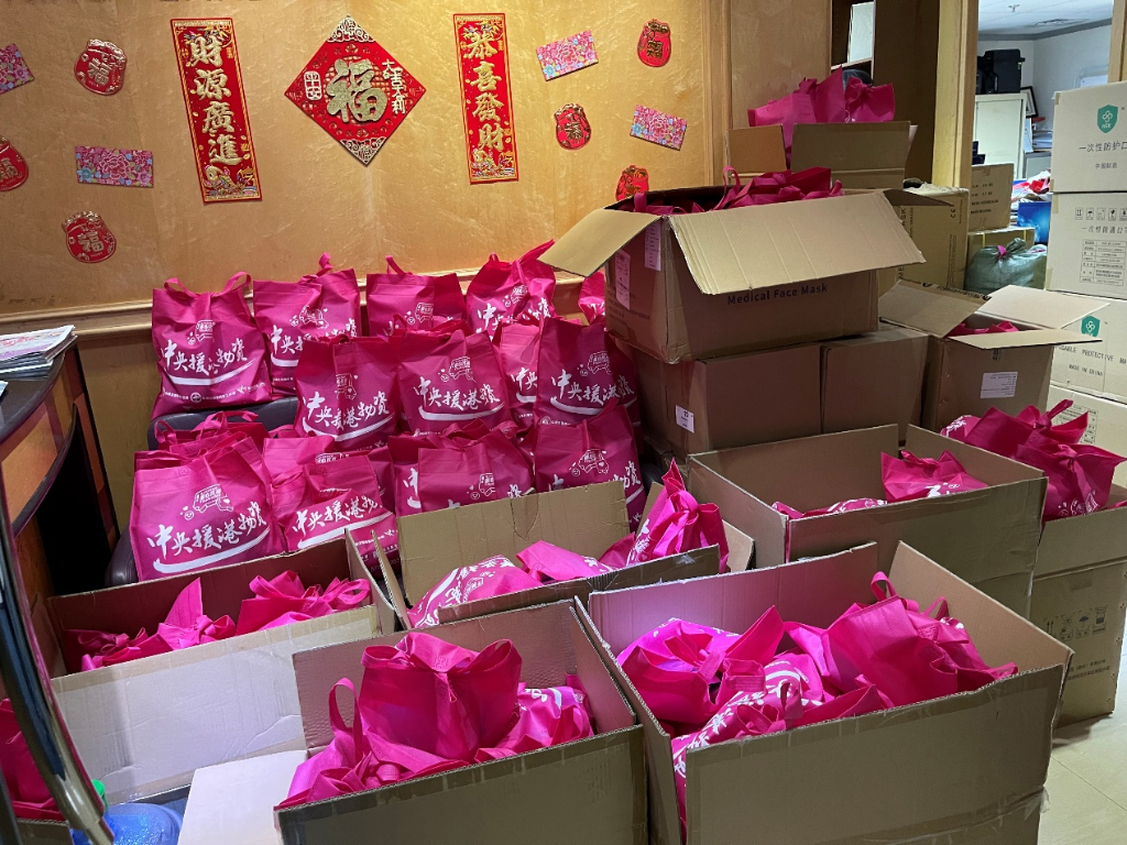 粤港澳大湾区青年总会和其他友好团体义工们用三日的时间包装好近2,000个爱心抗疫包