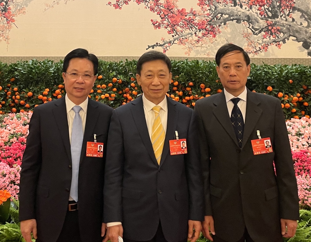 刘昕（左）与联名提案人全国政协委员陈萌山（右）、全国政协委员严之尧（中）