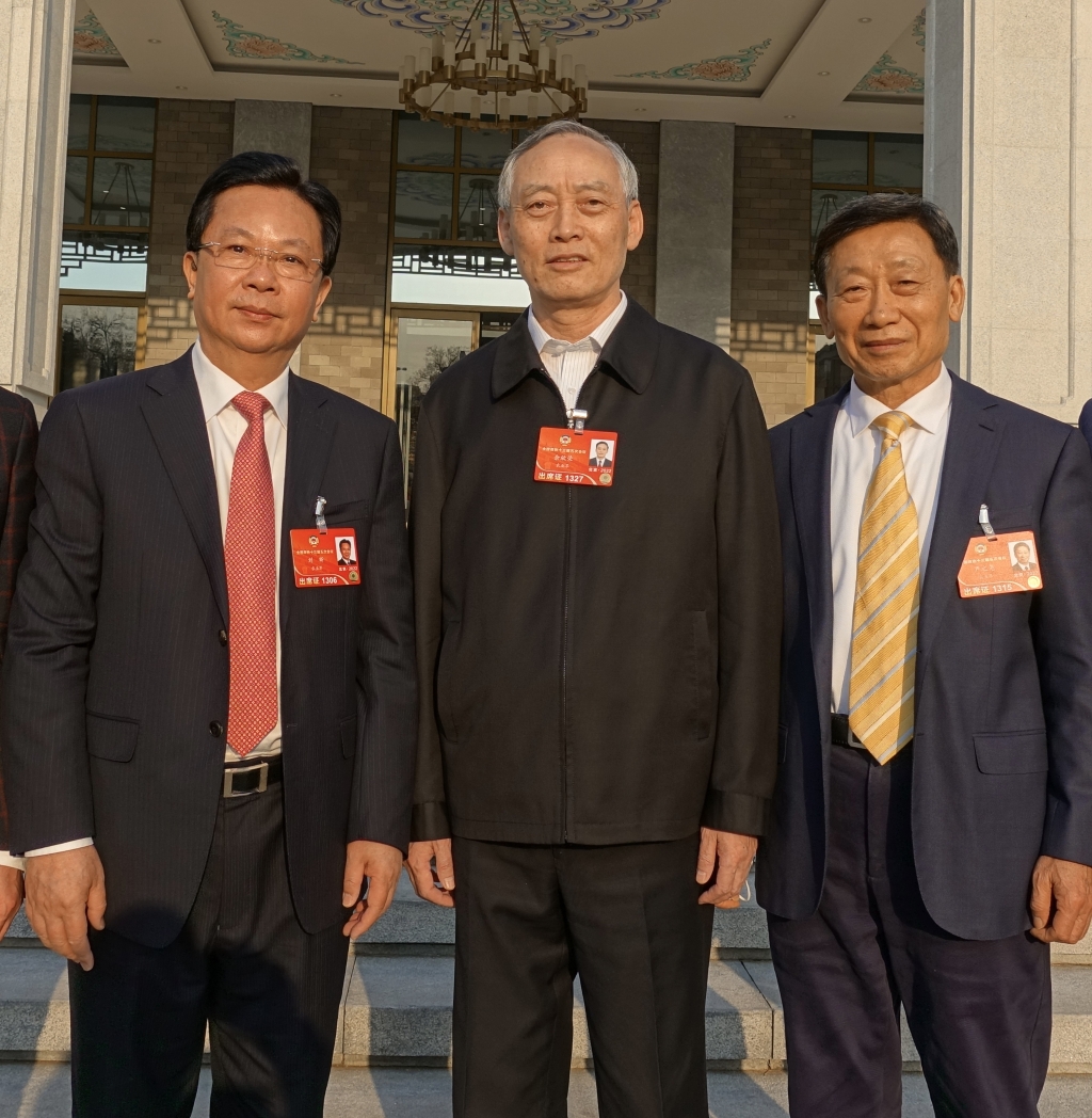 刘昕（左）与联名提案人全国政协委员严之尧（右）、全国政协委员余欣荣（中）