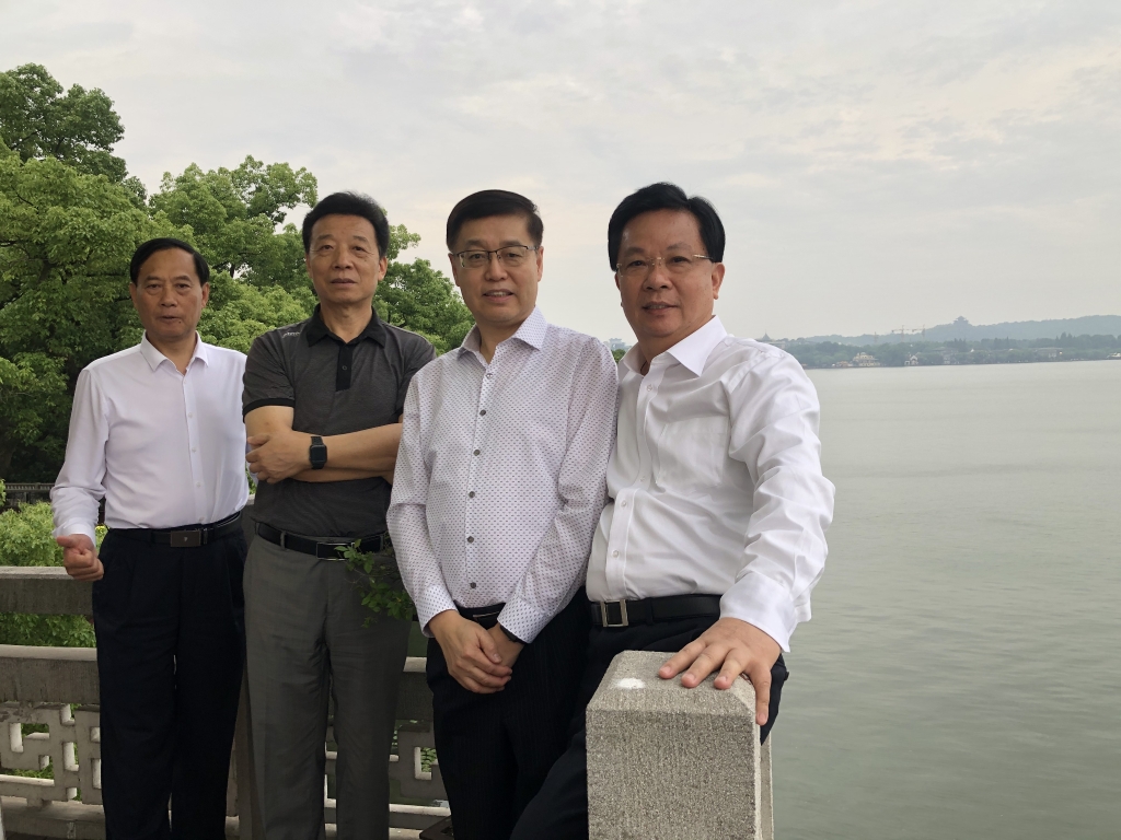 刘昕（右）与联名提案人全国政协委员陈萌山（左）、全国政协委员宋建朝（左2）、全国政协委员陈因（左3）