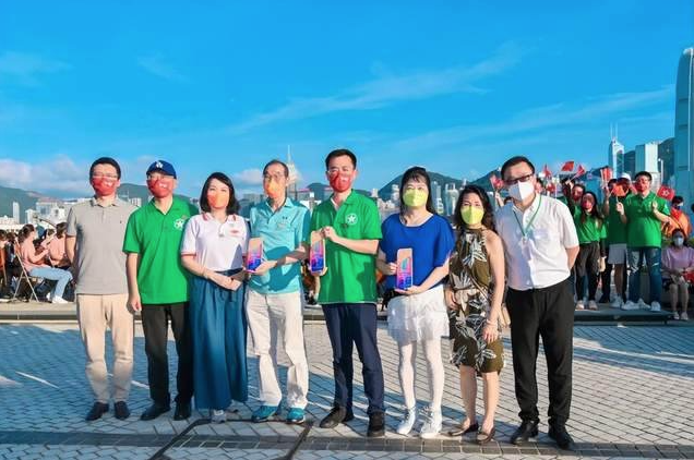 左1绿科科技国际有限公司代表 (赵凯副总裁) 2香港中华总商会地区事务委员会合唱团代表(陈志刚 、吴小玫) 3香港江苏青年总会合唱团代表 (常务副会长孙佚、牟翔) 4长春藤合唱团代表(谢丽媚、曾莲珍) 5香港青年爱乐乐团慈善基金会代表 (何钢总顾问) 截图 2022-07-12 上午11.10.50