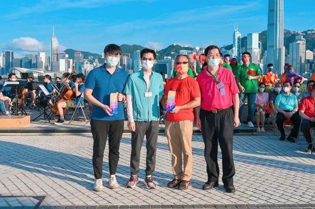 接受嘉宾:吴家明指挥、尹一平指挥、香港青年爱乐乐团代表 (林咏欣、黄荷咏)
致送人:香港广西社团总会代表(罗志超秘书长) 香港青年爱乐乐团慈善基金会(林启辉副主席) 截图 2022-07-12 上午11.12.24