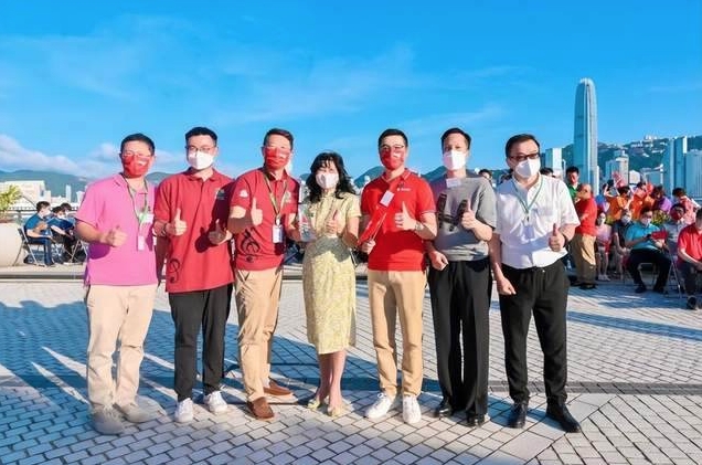 左起:香港青年爱乐乐团慈善基金会副主席李攀,香港华菁会常务副秘书长温凡,主席李中,香港青年爱乐乐团慈善基金会主席赵曾学韫,光大控股副总裁苏晓鹏,香港广西社团总会常务副会长蔡朝旭,香港青年爱乐乐团慈善基金会总顾问何钢 截图 2022-07-12 上午11.09.35