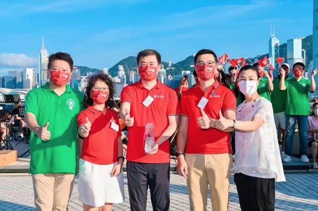 左1 香港江苏青年总会常务副会长张玥,2光大控股副总裁黄东红,3总裁张明翱,4副总裁苏晓鹏,5香港青年爱乐乐团慈善基金会副主席王夏虹 截图 2022-07-12 上午11.09.30