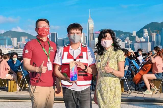 左1香港华菁会主席李中,2香港红十字会代表,3香港青年爱乐乐团慈善基金会主席赵曾学韫 截图 2022-07-12 上午11.12.37