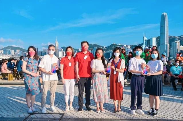 左1文诗咏校长,2保良局林文灿英文小学刘志聪,3保良局教育总主任(小学及特殊教育)、香港青年爱乐乐团慈善基金会主席团成员叶吴彬彬,4光大控股总裁张明翱,5、6小天使合唱团老师范菲、陈燕,7、8希望之声合唱团代表 截图 2022-07-12 上午11.10.34