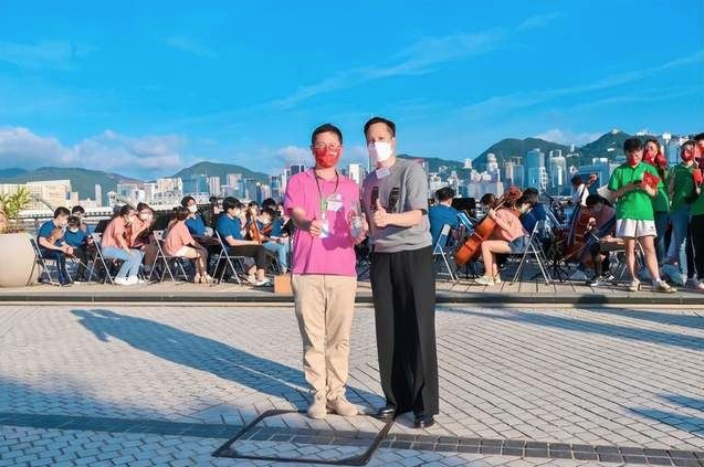 左1香港青年爱乐乐团慈善基金会副主席李攀,2香港广西社团总会常务副会长蔡朝旭 截图 2022-07-12 上午11.09.18