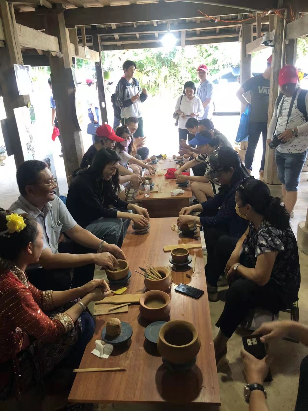 两岸青年体验非物质文化遗产傣族制陶