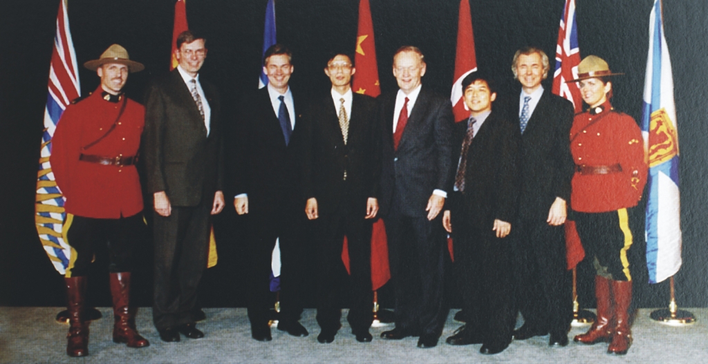 1.2001年，招商海通与加拿大贸易厂商代表团签订合同，并与加拿大总理克雷蒂合影