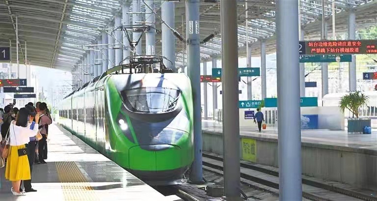 游客乘著高铁游大理