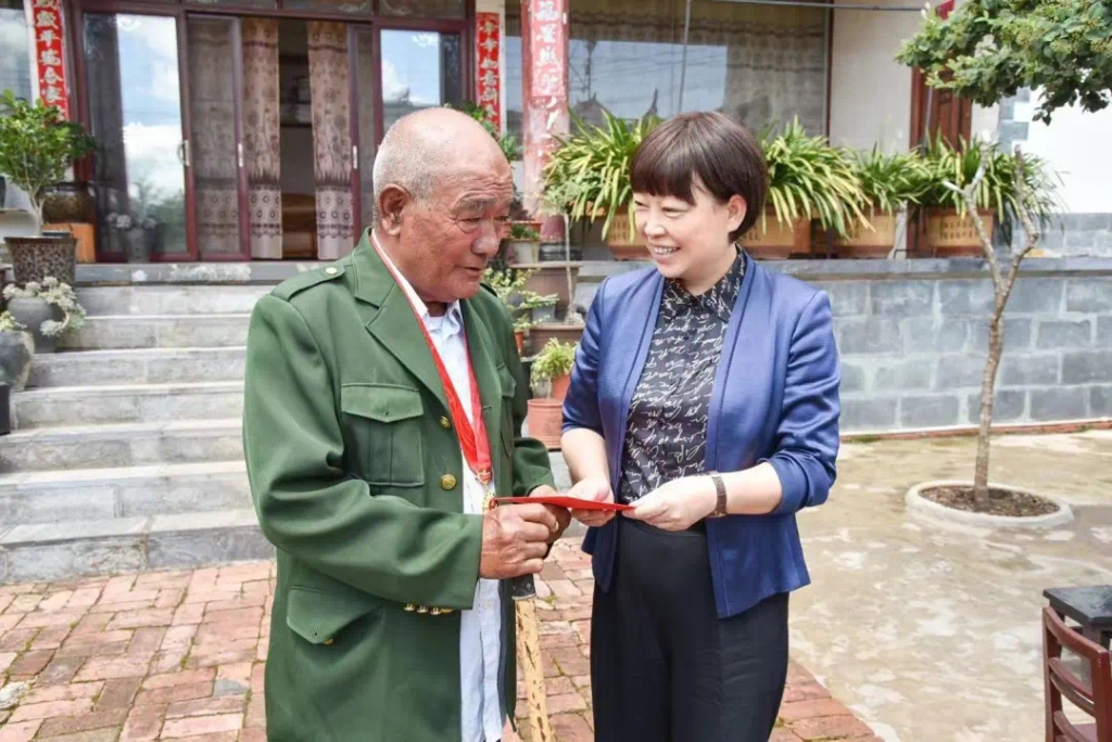 浦虹在玉龙县黄山街道文化社区慰问退役军人