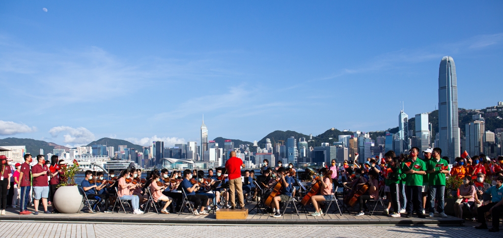 香港回歸已經25年，有關遺留和累積問題需要清理。圖為 2022年7月10日，香港青年舉行「快閃交響樂」活動 奏響《紅旗頌》（圖：新華社）