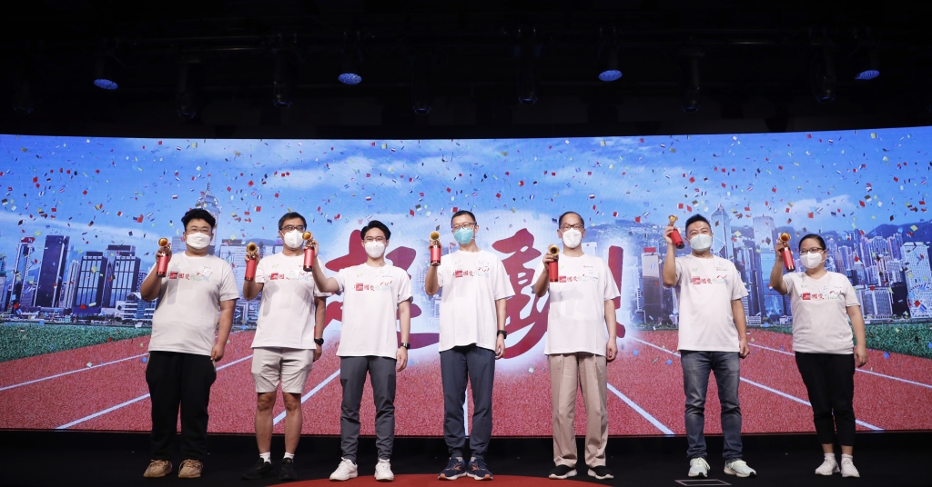 左三起香港青年會主席陳凱榮、中央政府駐港聯絡辦港島工作部楊成偉副部長、香港青年會會長曾德成一同主持起跑禮