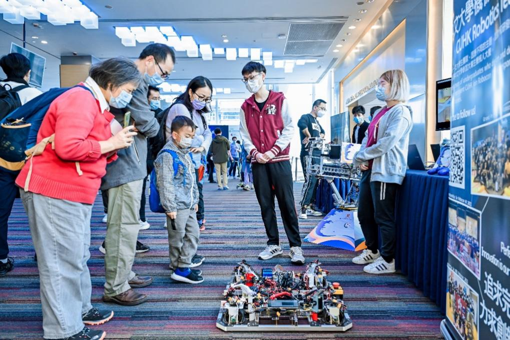 香港中文大學機械人團隊的冠軍機器人項目“黃金入球”