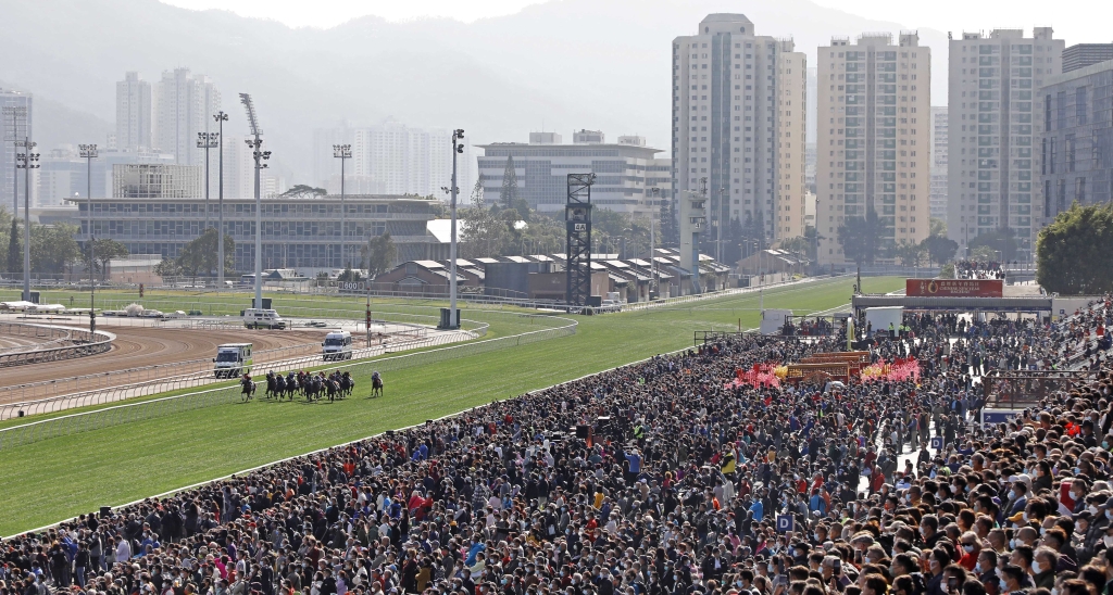 农历新年赛马日吸引一众市民入场观看赛马欢度新岁。