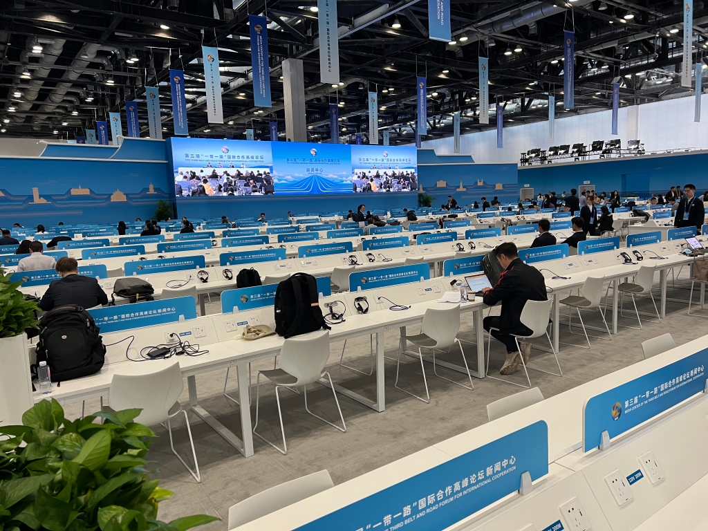 媒體記者在新聞中心內工作