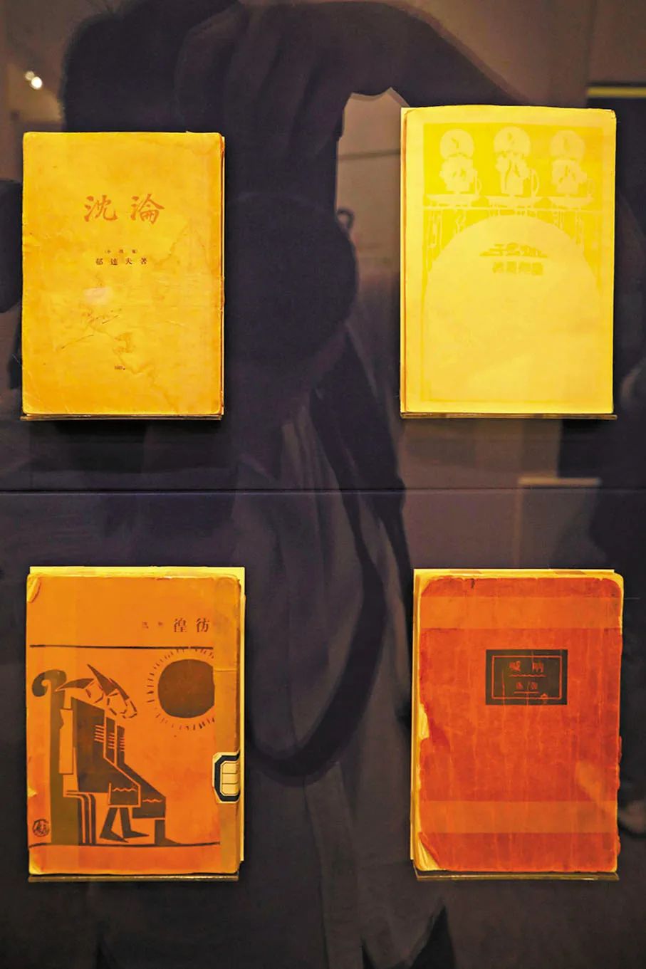 “动与醒︰五四新文化运动”展出鲁迅作品《呐喊》和《彷徨》。图源:中新社 「动与醒︰五四新文化运动」展出鲁迅作品《呐喊》和《彷徨》。中新社