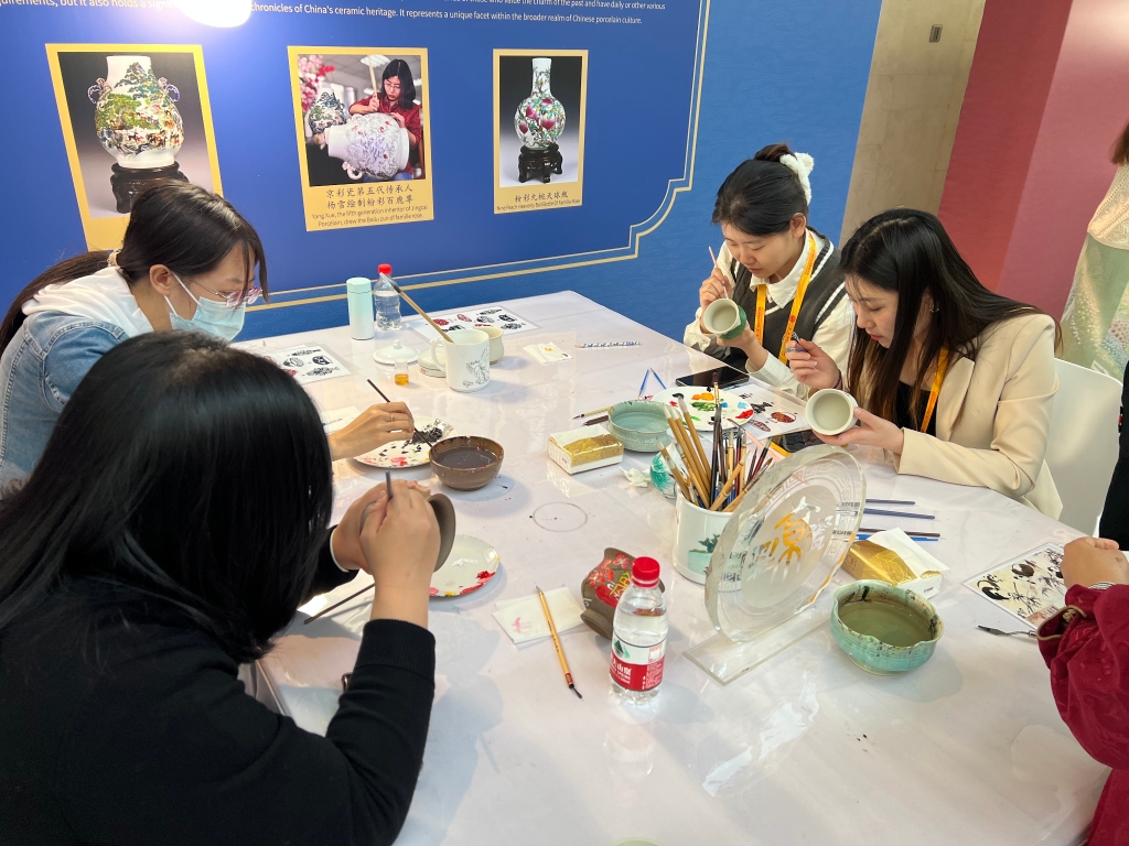 媒體記者體驗仿古瓷製作工業