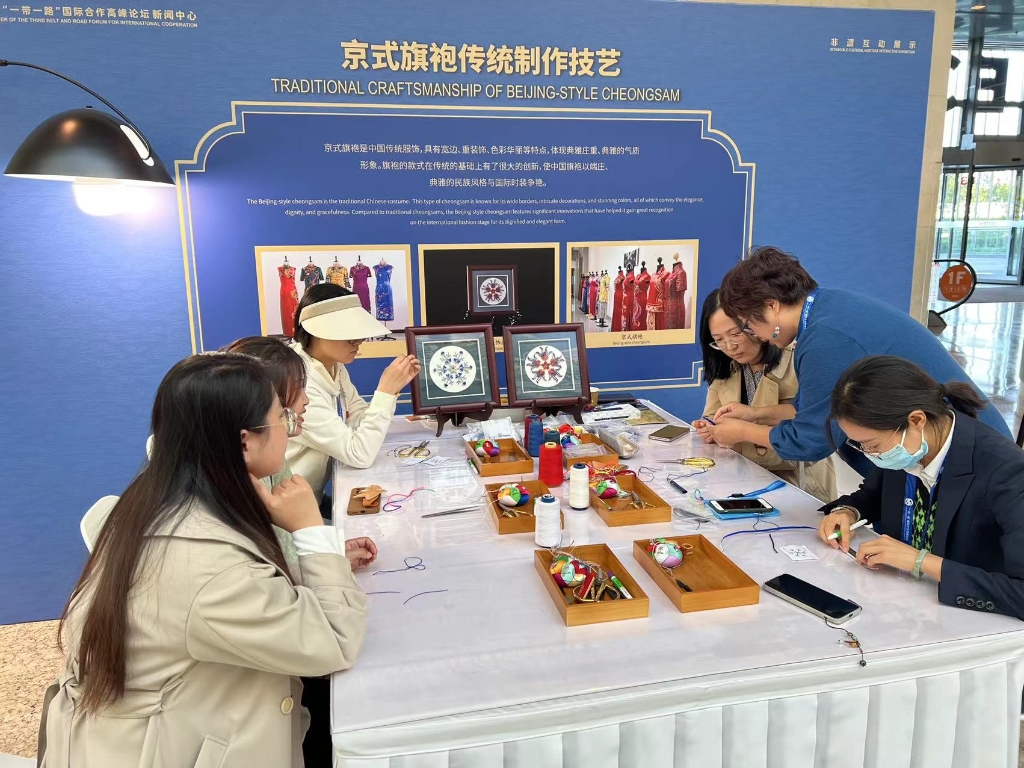 媒體記者體驗京式旗袍傳統製作技藝