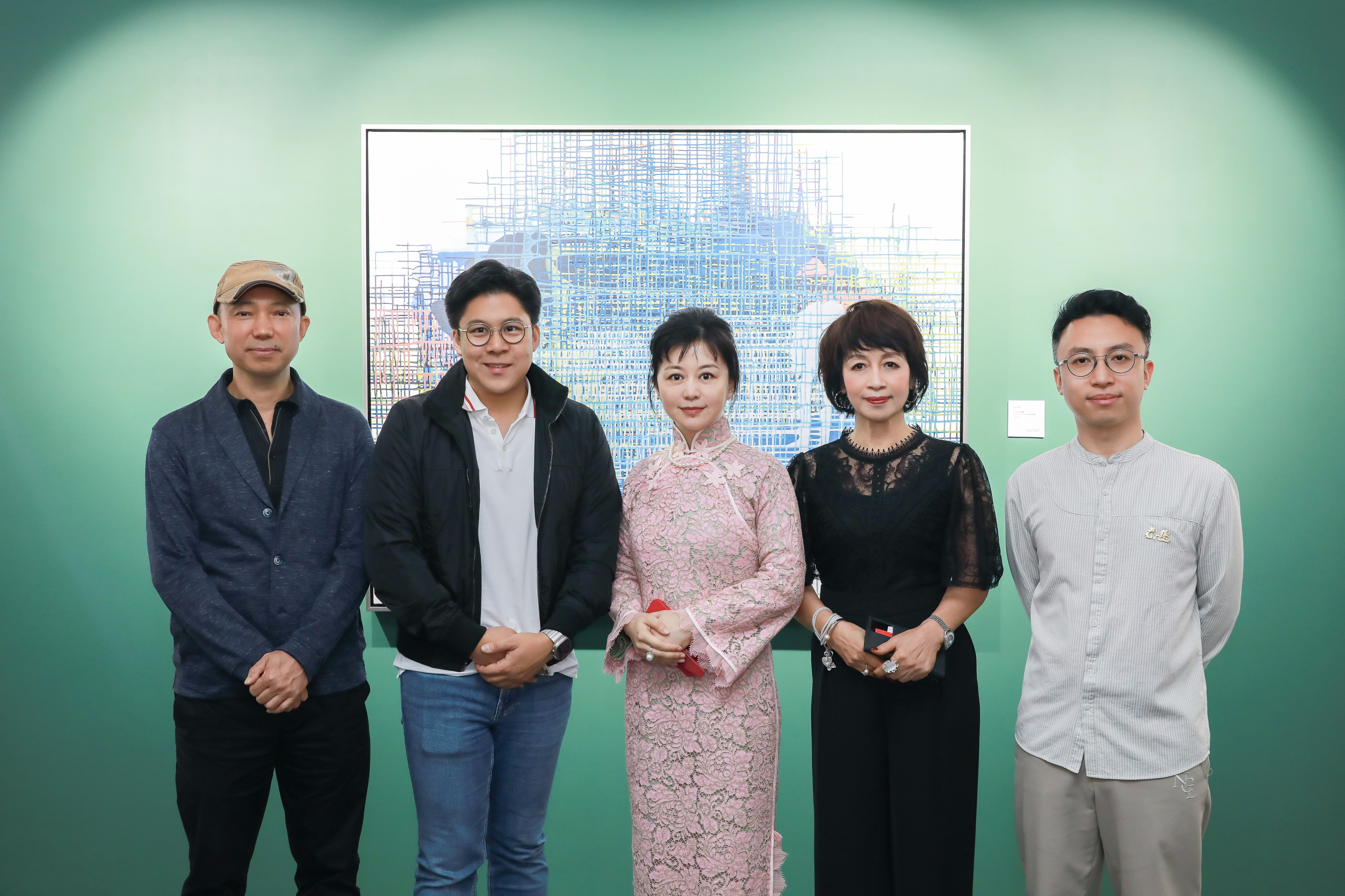 霍启刚议员（左2）与艺术家徐晨阳（左一）、展览艺术总监韩祺（正中）及天趣艺术总裁张朱宇博士（右2）、天趣艺术副总裁林秉瀚（右1）