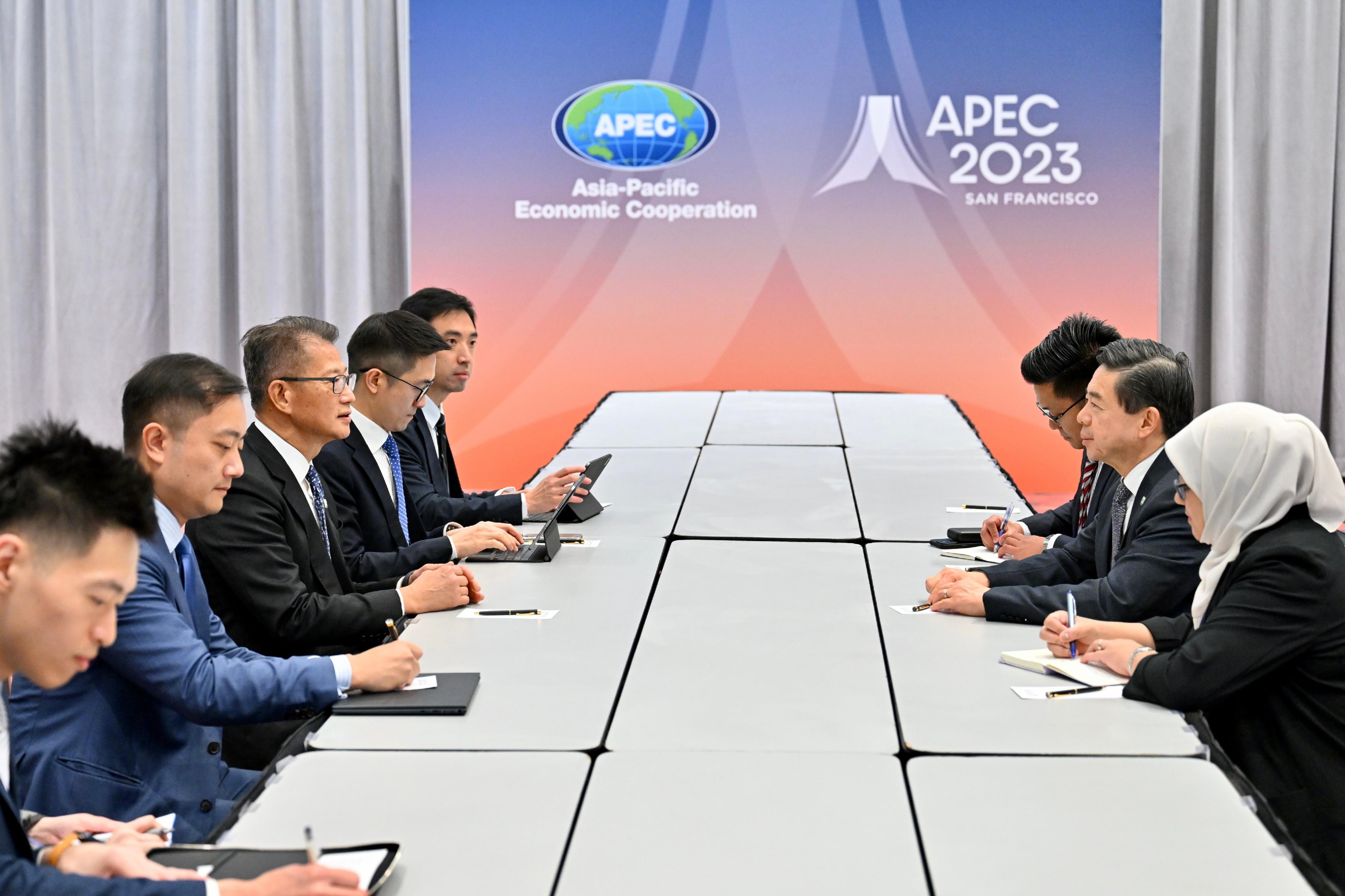 陳茂波（左三）與文萊首相府部長兼財政與經濟部第二部長劉光明博士（右二）會面。