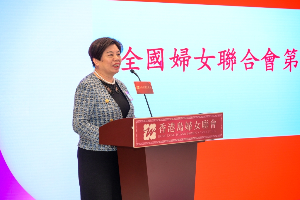 全国妇联港区执委、全国政协委员、⾹港岛妇⼥联会荣誉顾问颜宝铃⼥⼠