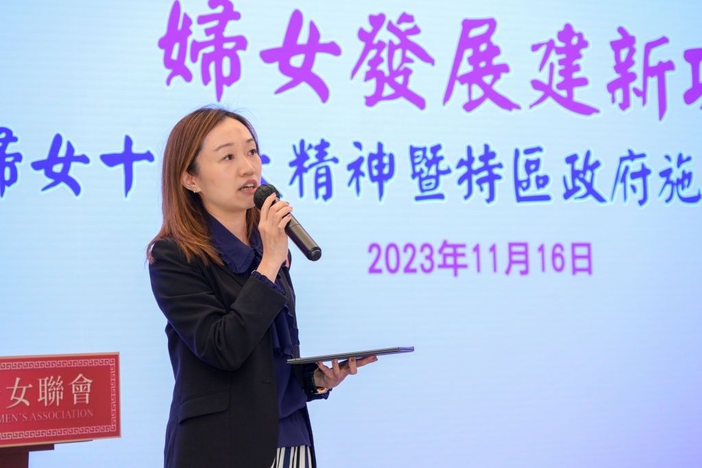 全国妇联港区特邀代表、⾹港律师会专业⽔准及发展常务委员会主席⿈巧欣⼥⼠