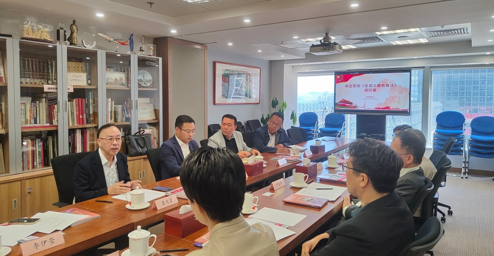 香港资助小学校长会名誉主席梁兆棠校长（左一）分享对香港现行教育制度的体会和期望