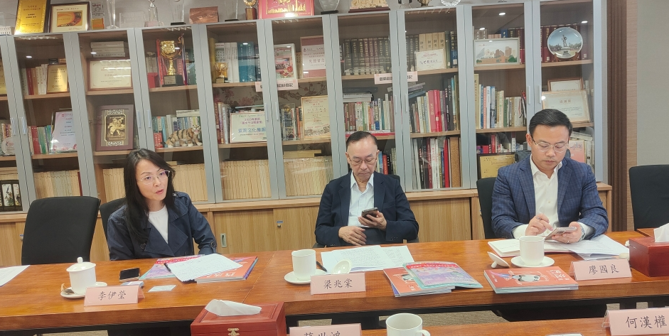 津贴中学议会主席李伊莹校长（左一）分享教学和内地近年不断创新的文旅体验