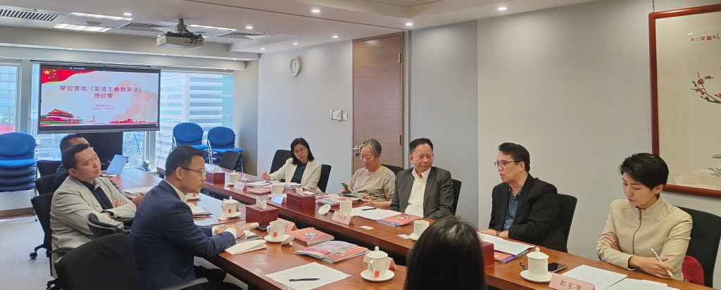 教育评议会主席蔡世鸿校长（右二）和副主席郑家宝校长（右一）分别从小学科学课和家庭教育角度分享心得