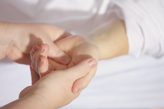 hands-1327811_640