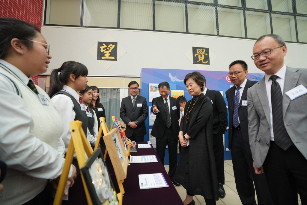 蔡若蓮局長聆聽學生講解得獎作品的創作理念及內容
