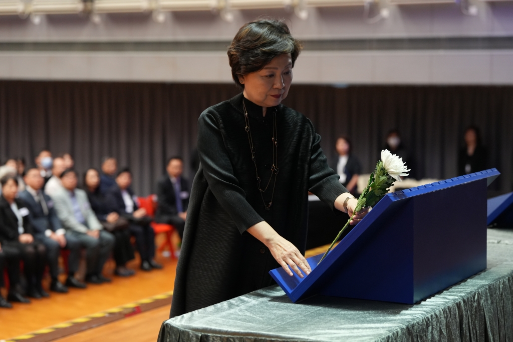 蔡若蓮局長向南京大屠殺死難者獻花