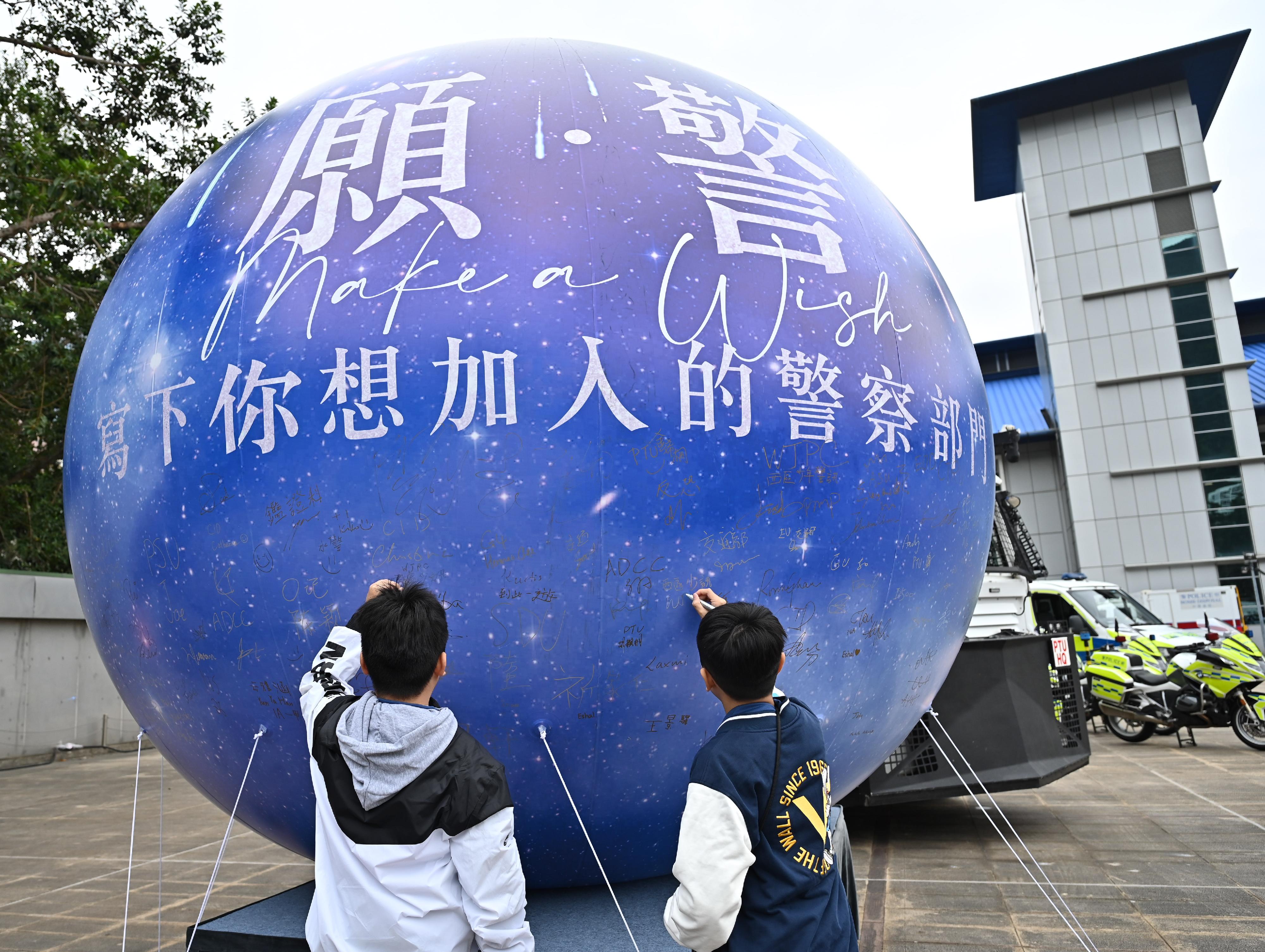 参加者于会场的巨型许愿气球写下希望加入的警队部门。 