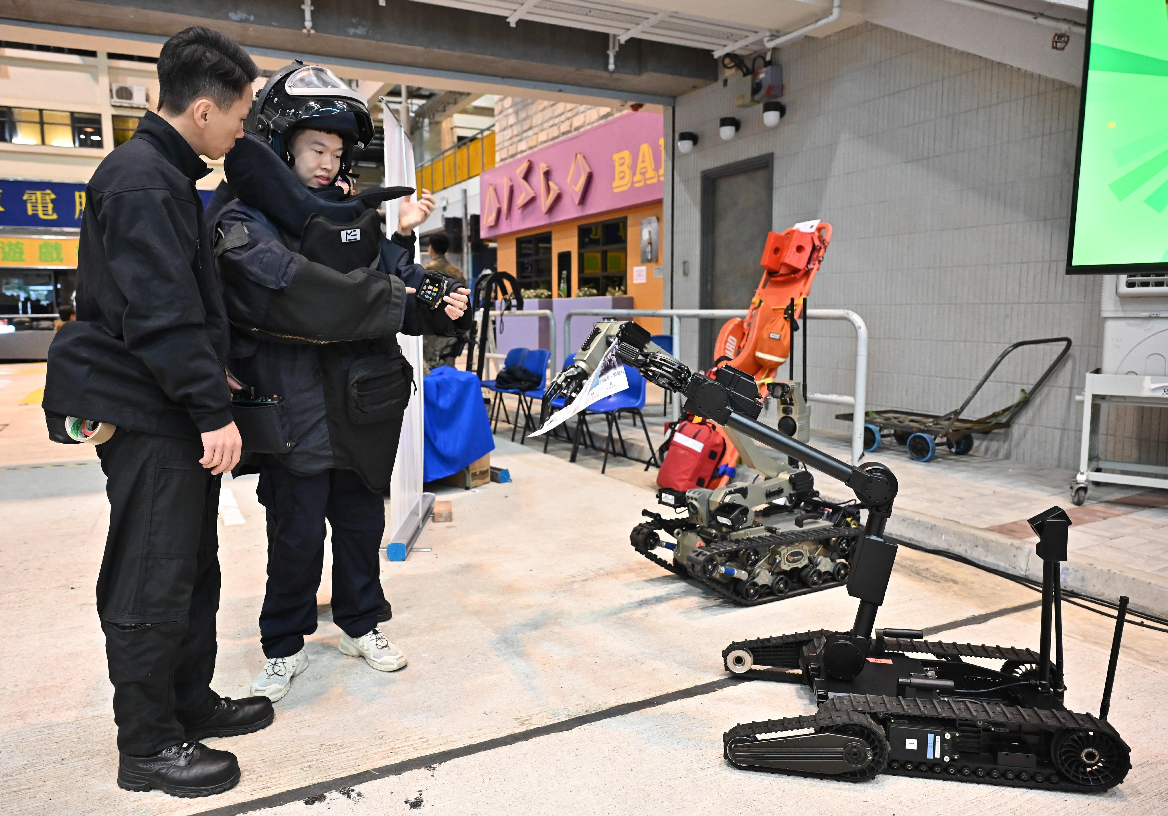 爆炸品处理课队员向参加者介绍其工作及装备。
