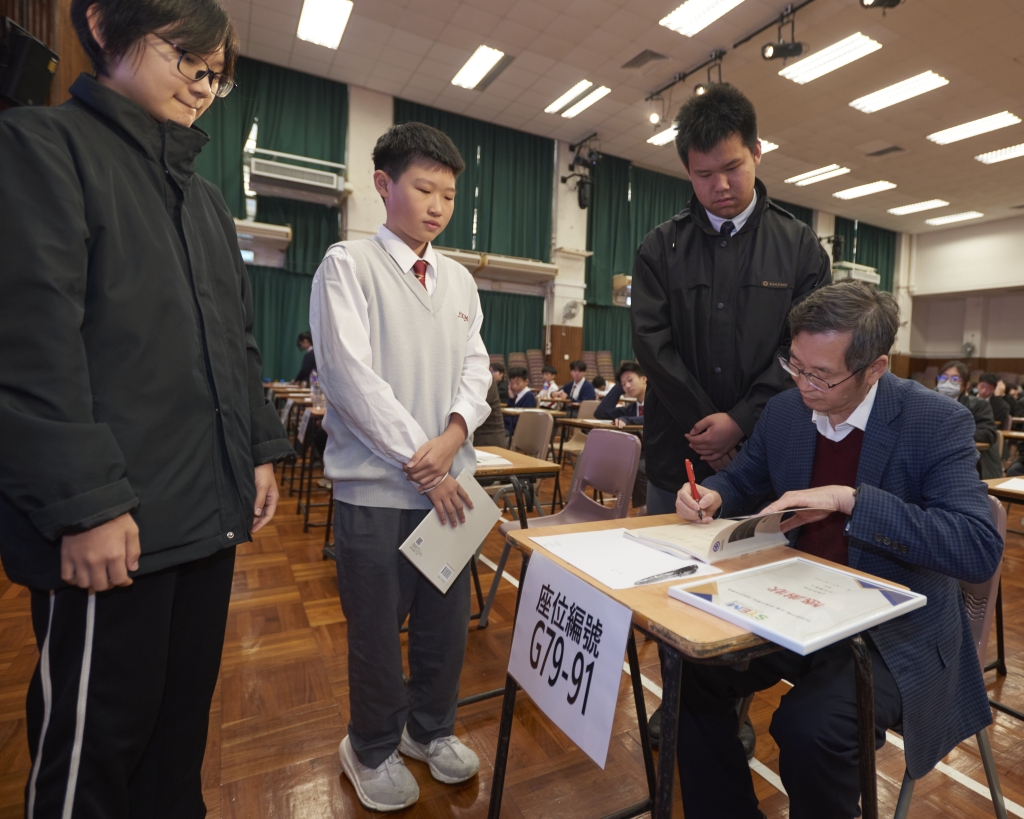 袁亚湘院士赠书予发问的三名学生，学生分别来自培侨中学、佛教茂峰法师纪念中学和福建中学。