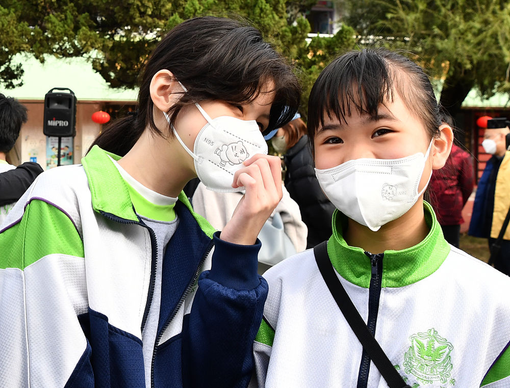 在香港鳳溪第一小學，鐘子萱（右）與同學重聚後開心交流（2月1日攝）。新華社記者 陳鐸 攝