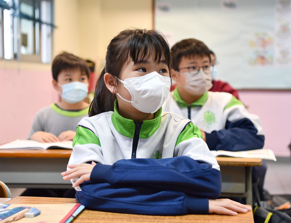 在香港鳳溪第一小學，鐘子萱在課堂上聽講（2月8日攝）。新華社記者 陳鐸 攝
